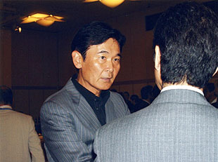 都倉　俊一氏