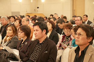真剣に聞く参加者