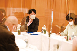 松井五郎さんの講評に、熱心に聞き入る受講者